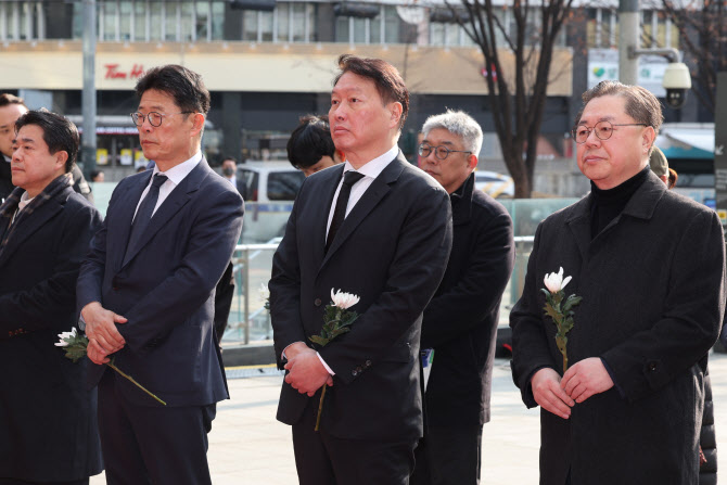 최태원 상의 회장, 제주항공 참사 희생자 분향소 조문