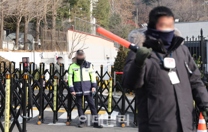 [포토]尹 대통령 체포영장 발부, '통제되는 대통령 관저 입구'