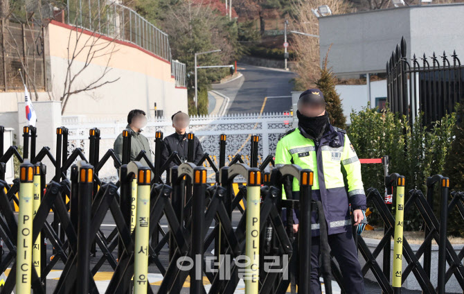 [포토]'통제되는 尹 대통령 관저 입구'