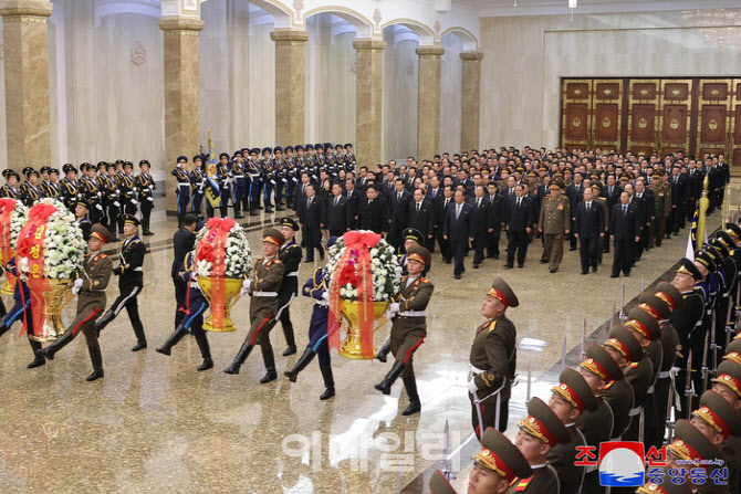 北 간부들, 새해 맞아 금수산태양궁전 참배…김정은 불참