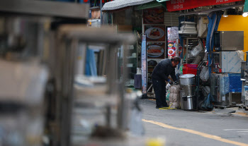 위기 소상공인 위해 새출발기금 대상 확대하고 상환유예 검토