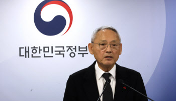 "숙박쿠폰 100만장 풀고, 中단체관광 무비자 검토"