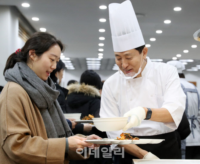 [포토] 오세훈 시장, 새해맞아 직원들에게 떡국 배식