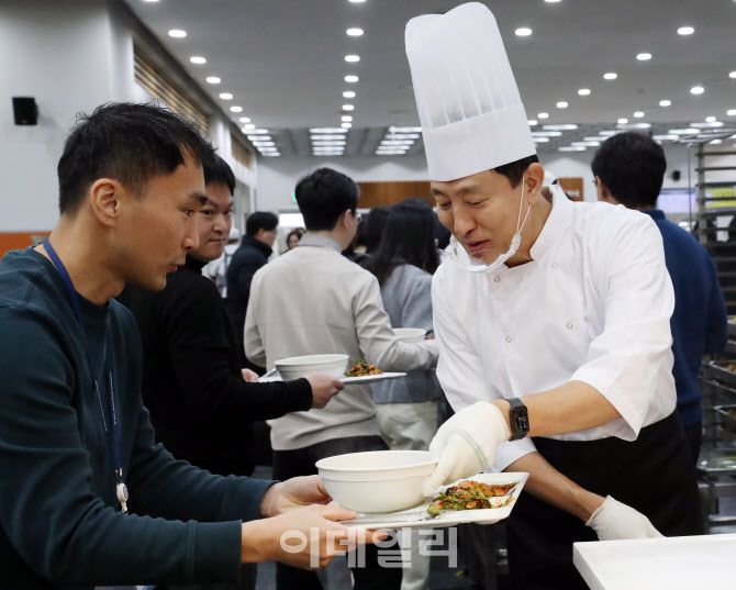 [포토] 오세훈 시장, 떡국 배식 봉사