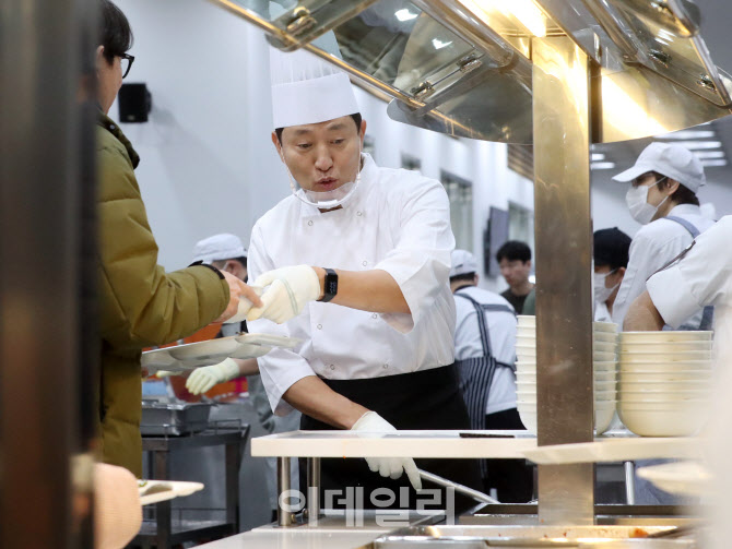 [포토] 오세훈 서울시장, 구내식당 떡국 배식