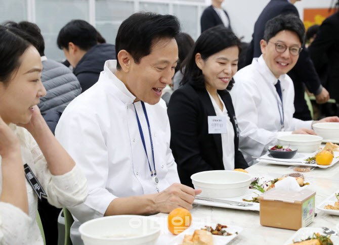 [포토] 직원들과 구내식당 오찬하는 오세훈 시장