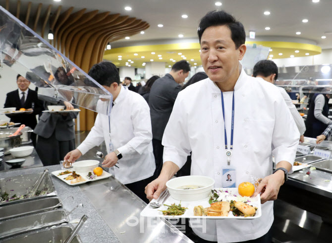 [포토] 배식받는 오세훈 서울시장