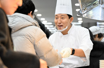 오세훈 시장, 새해 첫날 업무 시작 직원에 떡국 배식…함께 식사