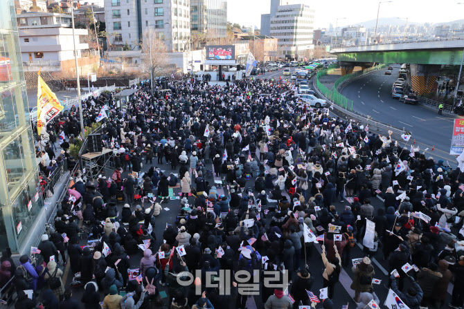 [포토]윤석열 대통령 관저 인근으로 모인 지지자들