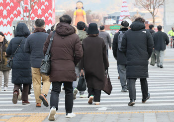 찬 공기 남하…전국 강풍에 체감 온도 뚝