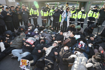 "尹, 김 여사와 울고 있을 것"...편지 후 관저 앞 '육탄 방어'