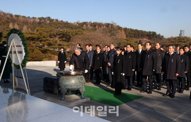 [포토] 강호동 농협중앙회장 및 임직원, 신년 현충원 참배