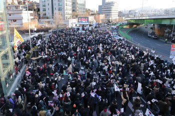 "尹 지키자"…드러눕고 싸우고, 난장판 벌어진 관저 앞