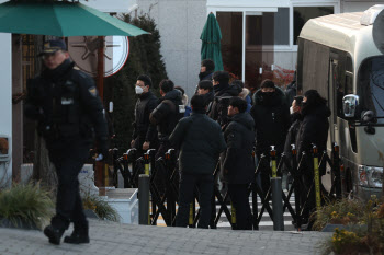 공수처, 관저 안 군부대와 대치중…수방사 추정