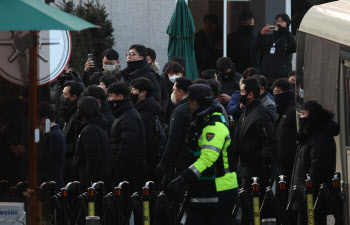 공수처·경찰, 경호처장에 `尹 체포영장` 제시…경호처 "불허"