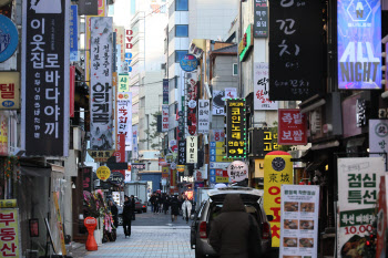 "장사 안되는데 인건비 부담"…소상공인, 키오스크·서빙로봇 늘린다