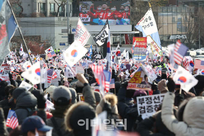 [포토]공관 앞에서 시위하는 윤 대통령 지지자들