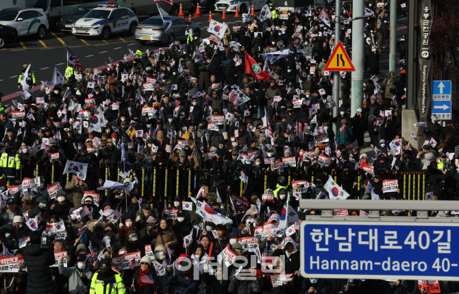 [포토]윤 대통령 지지자들, 한남동 공관 앞에서 시위