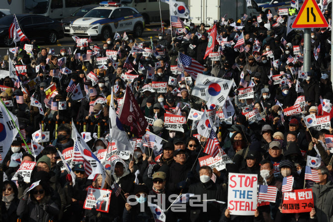 [포토]윤석열 대통령 지지자, 한남동 공관 앞에서 시위