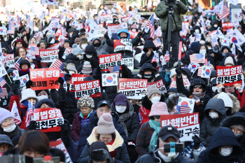 “尹 지키자” 정오 지나자 6천명까지 결집한 지지자들