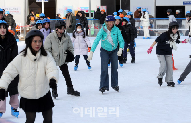 [포토] 스케이트 즐기는 외국인 관광객