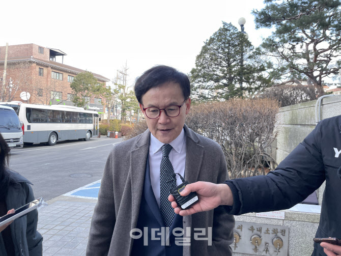 尹 탄핵 대리인단 "대통령, 피하지 않아…증거로 잘못 따져야"