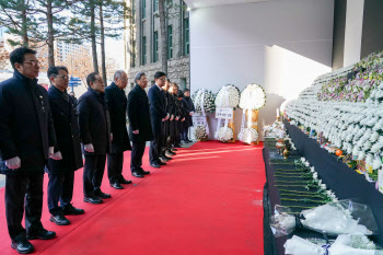 류진 한경협 회장, 제주항공 참사 희생자 분향소 조문