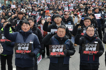 尹 체포 무산에…`밤샘 농성 경쟁` 돌입한 탄핵 찬반 집회