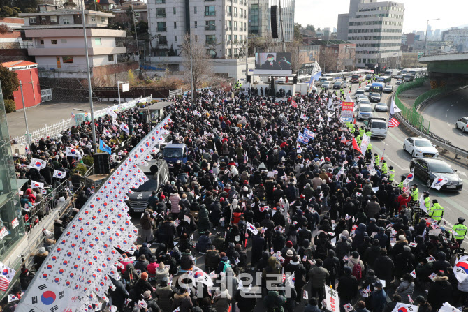 [포토]윤석열 대통령 지지자들의 체포 반대 집회