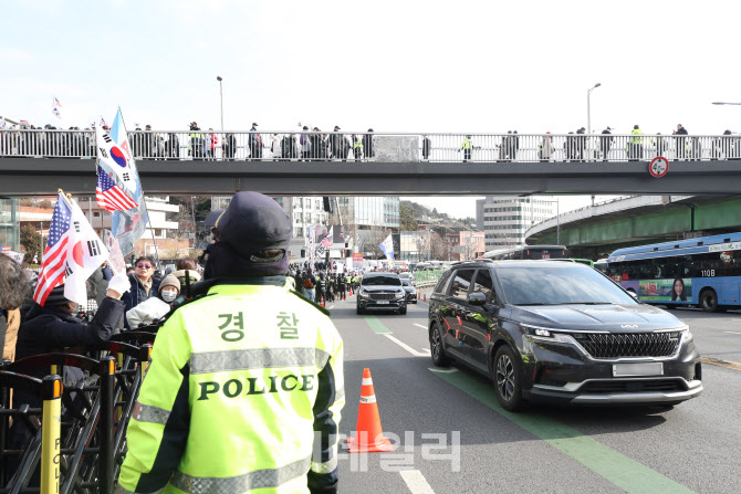 [포토]윤석열 대통령 체포 중지된 채 이동하는 공수처