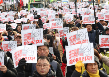 尹 체포 무산, 관저 앞 혼란…"우리가 잡겠다" vs "지킨다"