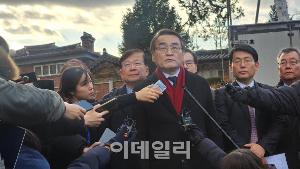 집행 당일도 영장 적법성 다툼…尹측 "법적 조치할 것"