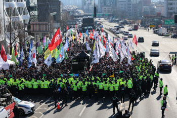 "체포 직접하자"vs"우리가 지킨다"…갈라진 尹 관저 앞