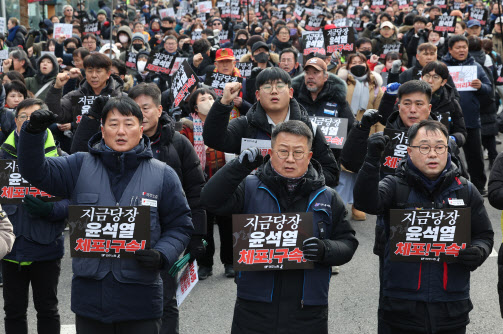 경찰, 민주노총 조합원 2명 체포…尹 관저 행진하다 몸싸움