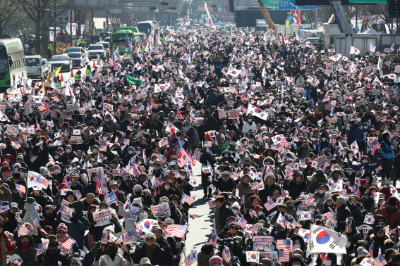 "한남동으로 집결하라"…尹 탄핵 찬반집회 관저 앞 충돌 우려