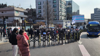 아이도 노인도, `아슬아슬` 정거장…尹 집회에 방치된 시민 안전