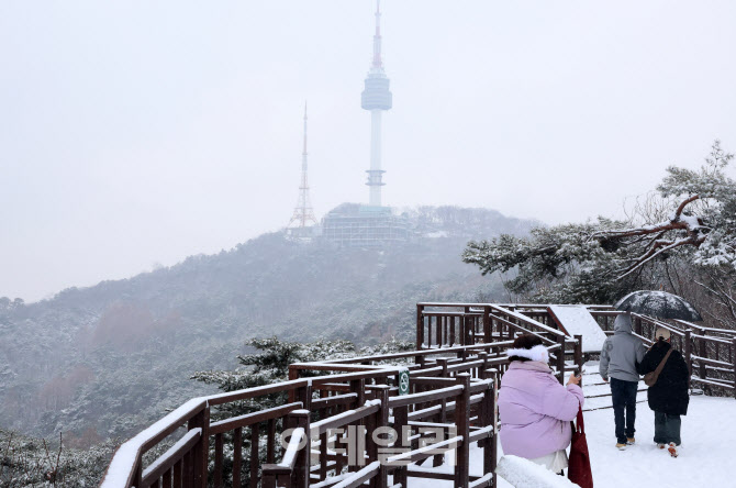 [포토]남산 설경을 배경으로 찰칵