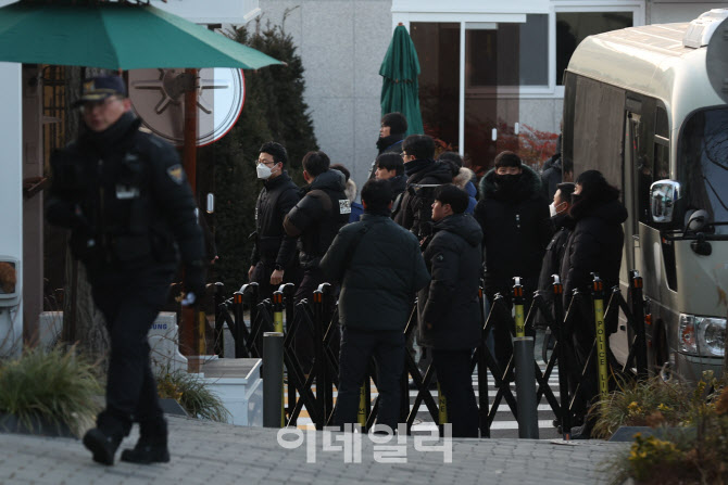 "국가안보 위협" 尹측, 공수처장 등 150여명 고발 예고