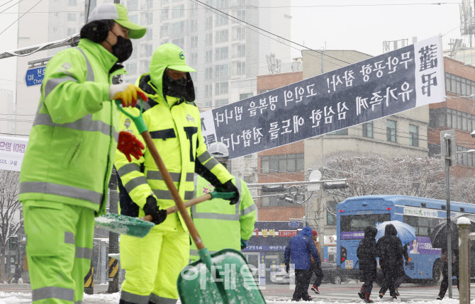 [포토]대설주의보 내린 서울, 제설작업에 분주한 공무원들