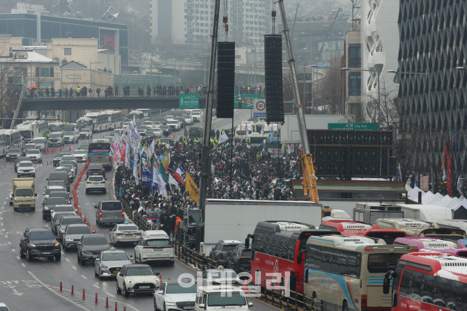 [포토]양 극단의 집회로 한남동 교통 마비