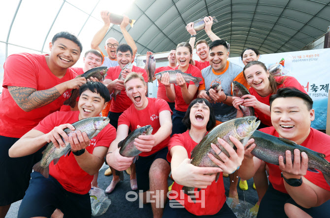 [포토] 평창 송어축제 찾은 주한 미군 가족