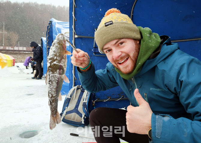 [포토] 송어 얼음낚시 즐기는 외국인