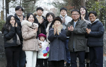 "90대지만 일하는 즐거움에 흠뻑"..'액티브 시니어' 시대 활짝