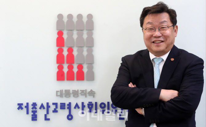 주형환 "아파트 신축·재건축, 고령친화환경 조성 시 인센티브"