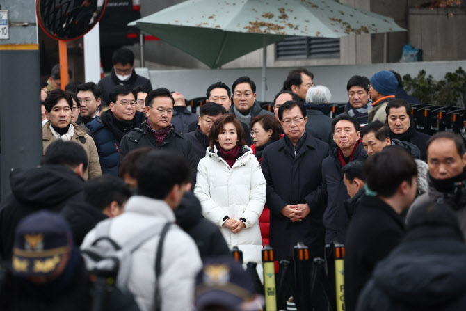 “우리가 공수처 막았다, 이겼다”…尹 지지자들, 관저 앞 환호