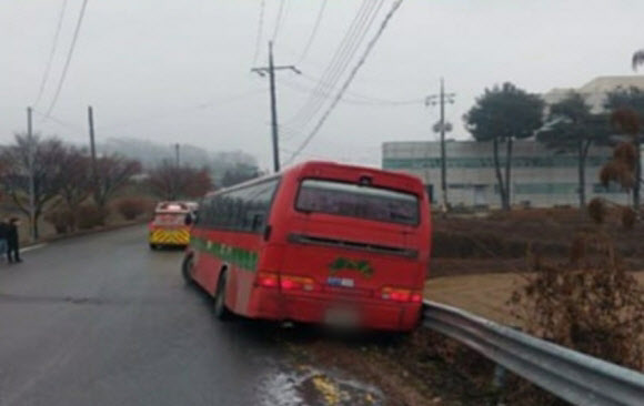 "창문 깨고 탈출"…빙판길 미끄러진 통근버스서 44명 구조