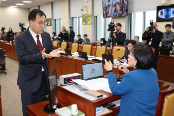 방통위 의사정족수 3인으로…野 주도 과방위 전체회의 통과