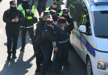 탄핵 집회 잇단 경찰관 폭행…경찰청 "끝까지 사법조치할 것"