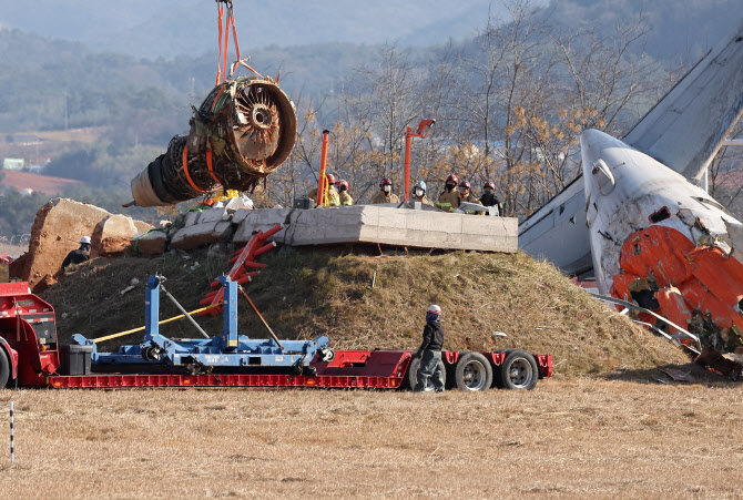 국토부, 무안공항 활주로 14일 오전 5시까지 폐쇄 연장