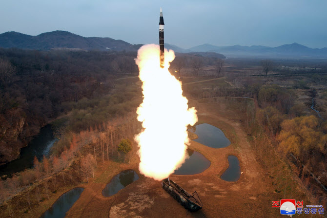 전략성 떨어진 北 중거리 탄도미사일, 고체 기반 극초음속 '고도화'